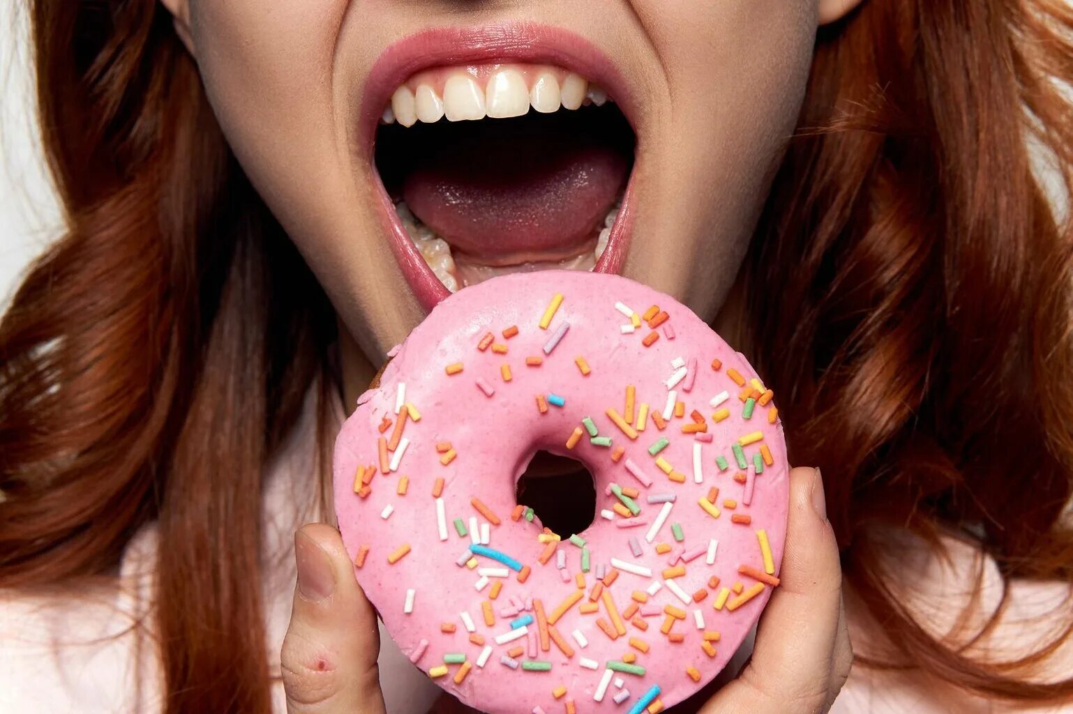 Можно ли съесть конфету. Сладкий пончик. Девушка с пончиком. Сладости для зубов. Девушка ест пончик.
