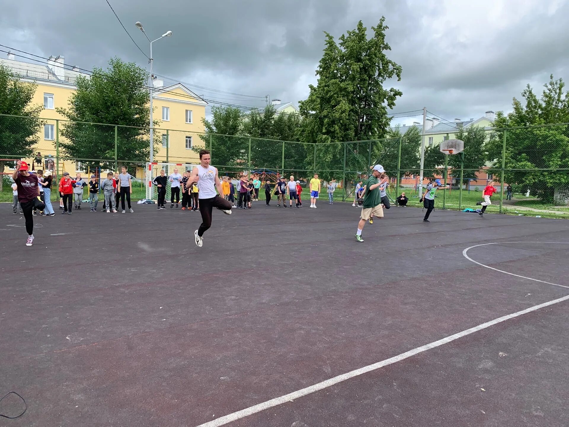 Каменск-Уральский поселок Олимпийский. Олимпийский день. Спортивная площадка за Олимпом Каменск Уральский.