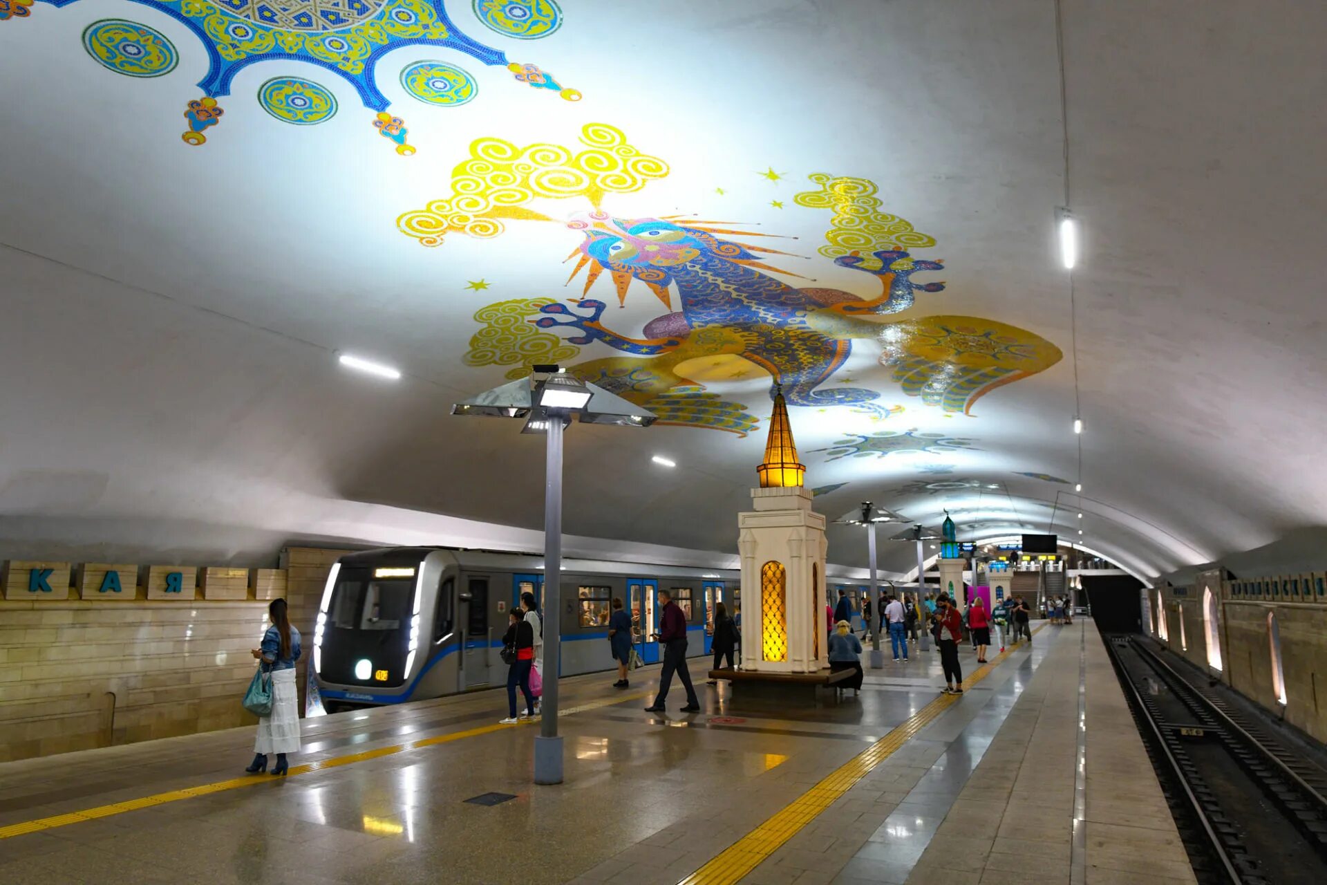 Метро казани самое. Казанское метро станция кремлевская. Казанский метрополитен станции. Станция метро кремлевская казань. Казанский метрополитен 2005.