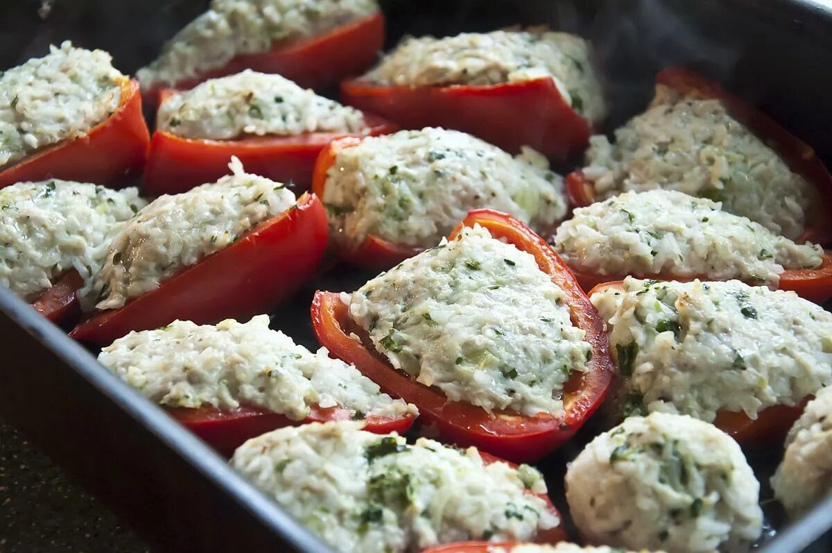 перец фаршированный индейкой в духовке. перец фаршированный самбери. перцы. перец фаршированный калорийность. ресторанные блюда из фарша.