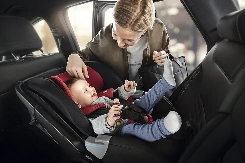 Автокресло должно быть. Recaro Privia. Детское кресло в машину. Детское автокресло в машине. Детский кресло для автомобиля.