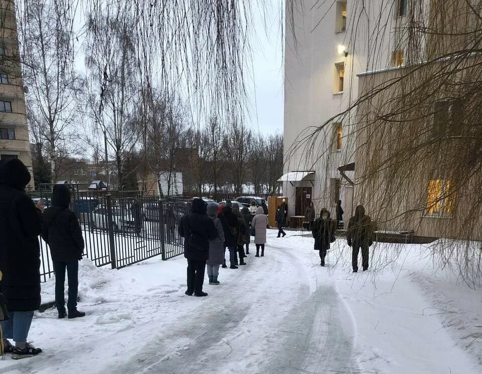 Очереди минск. Очередь в 5 поликлинике. очередь в поликлинике фото. минск очереди в поликлинике. очередь в поликлинику 38.