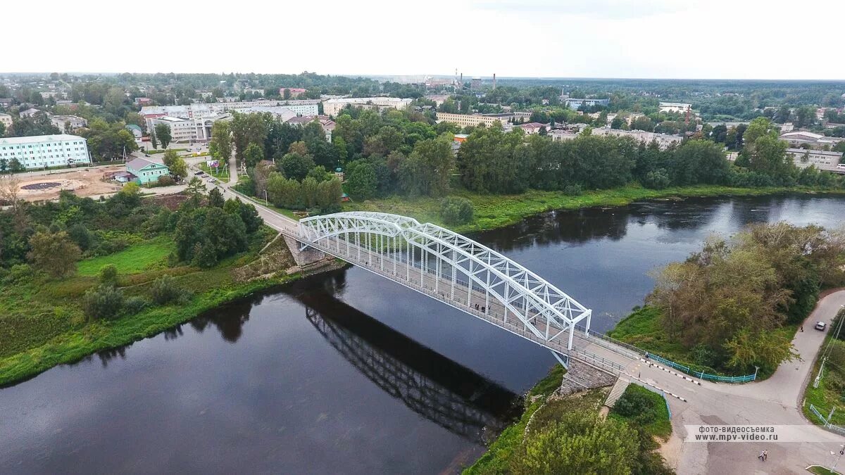 Гидрометцентр боровичи новгородской области. Боровичи Новгородская область мост Белелюбского. Мост Белелюбского река Мста. Мост Мста Боровичи. Город Боровичи мост через реку Мста.