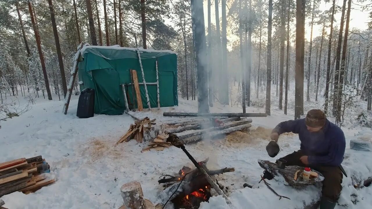 Лесная Хижина бушкрафт. Бушкрафт Лесная Тайга. Хижина охотника в тайге. Балаган домик охотника.