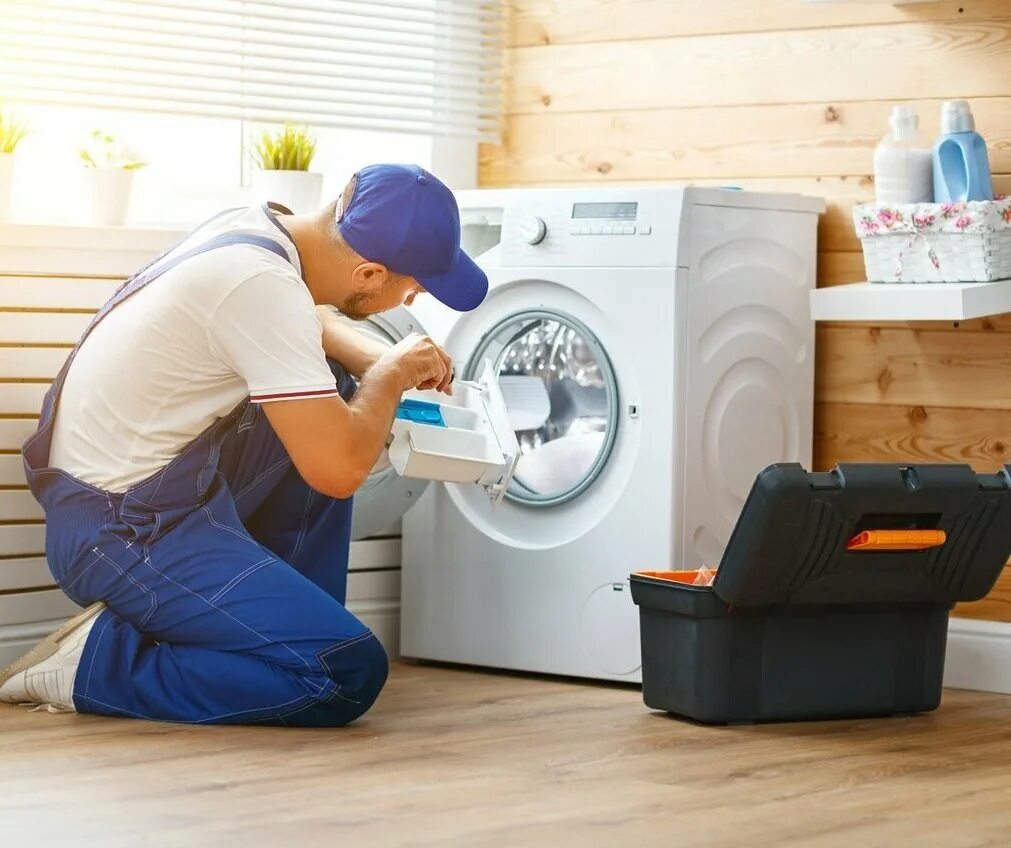 мастер стиральных машин. ремонт бытовых услуг. мастер чинить стиральную машину. ремонт стиральных машин. мастер по ремонту техники.