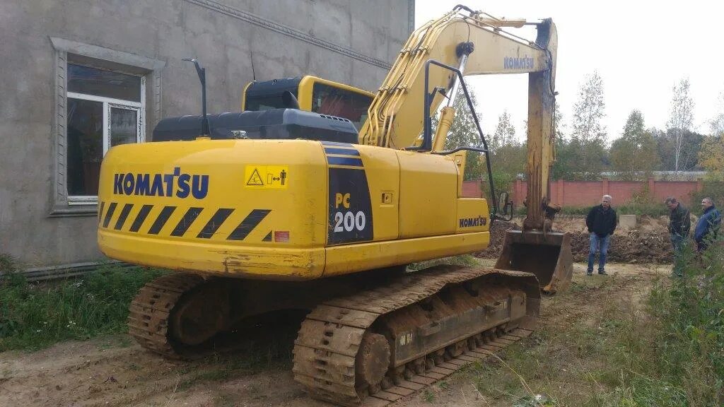 Авито купить экскаватор гусеничный. Гусеничный экскаватор Komatsu pc200. Komatsu pc200-8. Экскаватор гусеничный Комацу 200. Гусеничный экскаватор Komatsu 225.