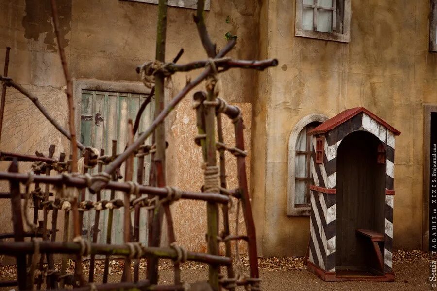 сценография агаты кристи. декорация к театру. современные театральные декорации. рикардо бофилл архитектор абраксас. здание с декорациями к фильму 12 букв.