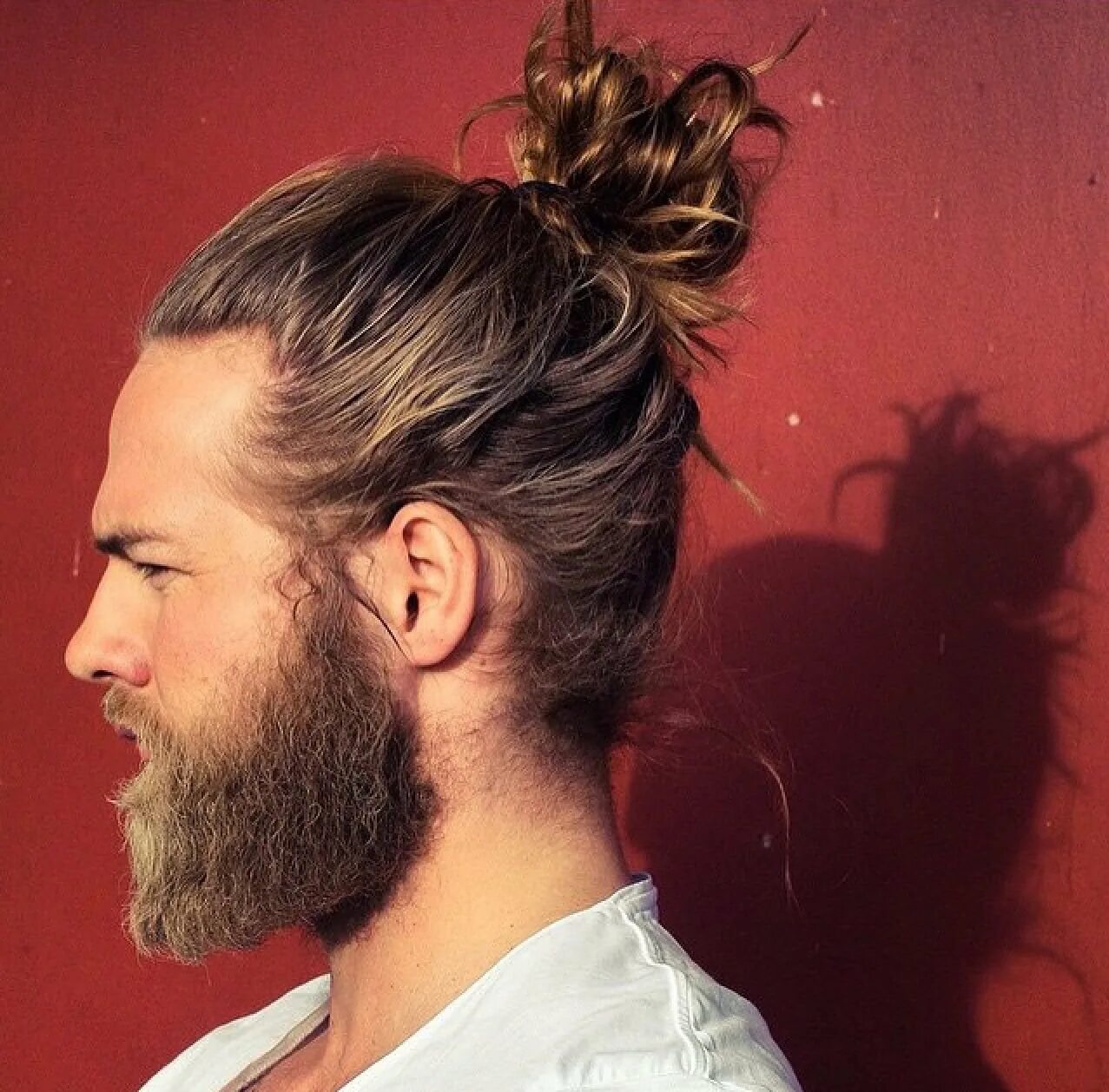 Стрижка man bun. Колин фаррелл топ кнот. Серкан болат с длинными волосами и хвостиком. Длинные волосы мужские хвост. Длинные волосы мужские хвост.
