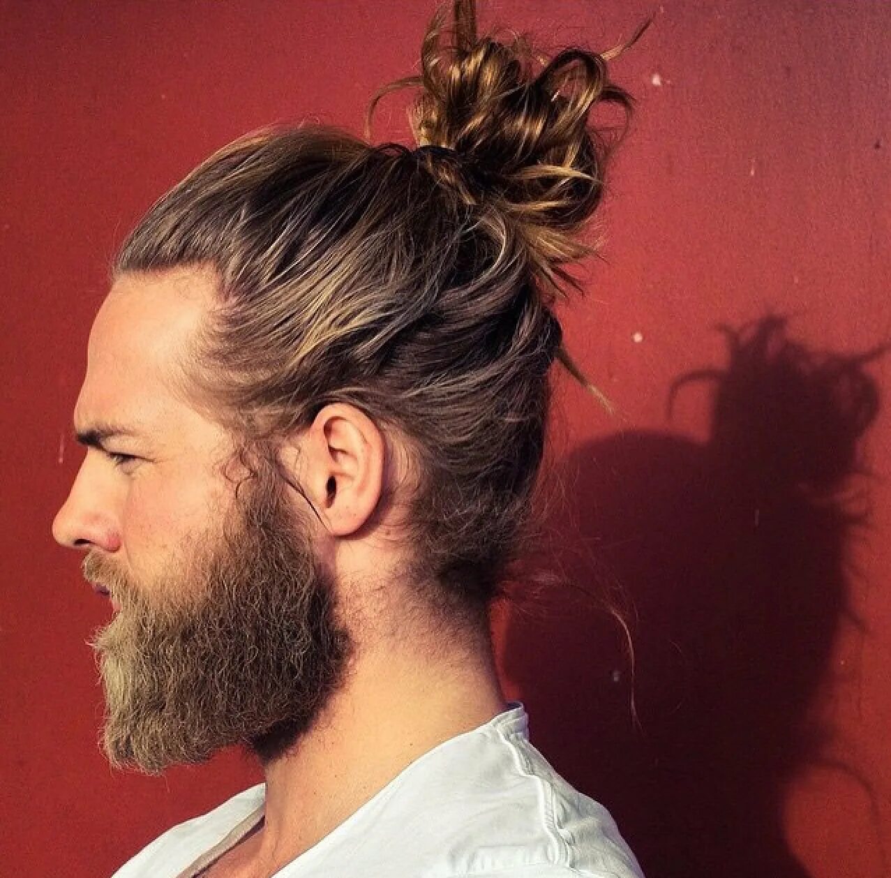 Мэн Бун. Колин Фаррелл Top Knot. Андеркат man bun. Прическа ман Бун. Волосы на голову мужские