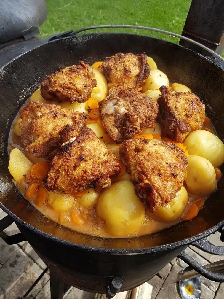 Картошка в казане рецепт с фото. Казан-кебаб с картошкой и курицей. курица с картошкой в казане. картошка в казане. курица с картошкой в казане на костре.