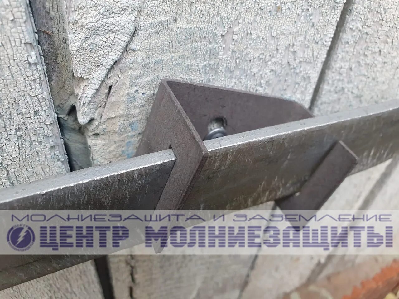 Скоба для крепления полосы. Держатель полосы заземления 40х4 дкс. кронштейн для крепления полосы заземления 40х4. крепеж для полосы заземления 4х40 к стене. крепление полосы заземления к стене 25х4.