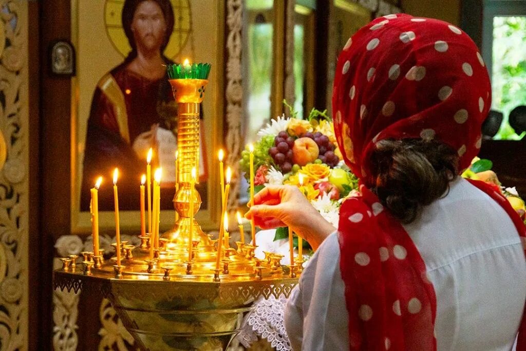 13 19 августа. Яблочный спас в церкви. Спас праздники в августе. Яблочный спас православием. Праздником Преображение храма яблочным Спасом.