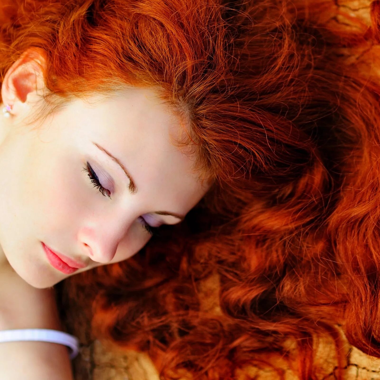 Картинки рыжего цвета. Эстель огненно рыжий. Рыжий цвет волос. Рыжий цвет волос девушки.