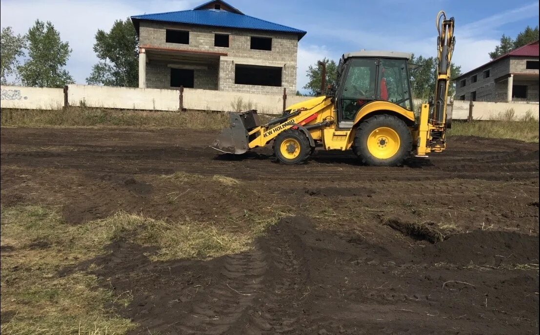 Планировка грунта погрузчиком экскаватором. Планировка участка jcb. Планировка участка трактором. Планировка участка тракором jsb. Выравнивание трактором.