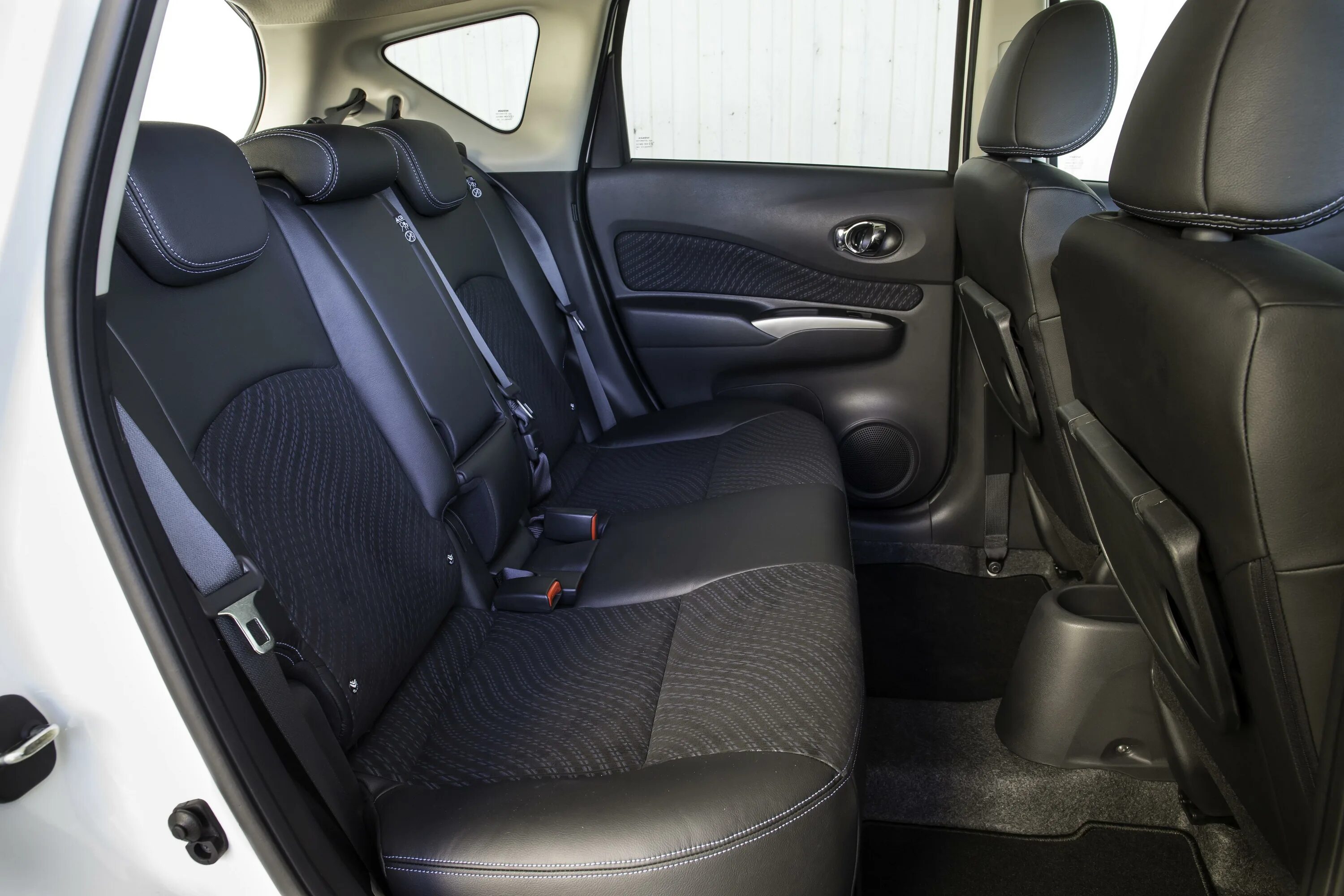 Сиденье заднее ниссан ноте. Ниссан ноут е11 салон. nissan note 2012 салон. nissan note e11 салон. ниссан ноут 2008 года салон.
