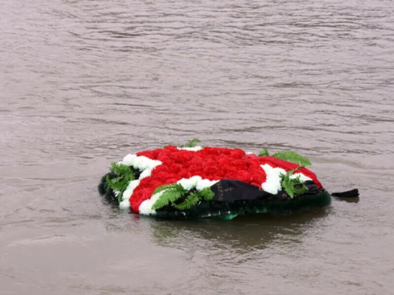 5 мая 2006. Венок погибшим морякам. Венок на воде память погибшим морякам. Светлая память морякам подводникам. Фото венок на воде подводникам.