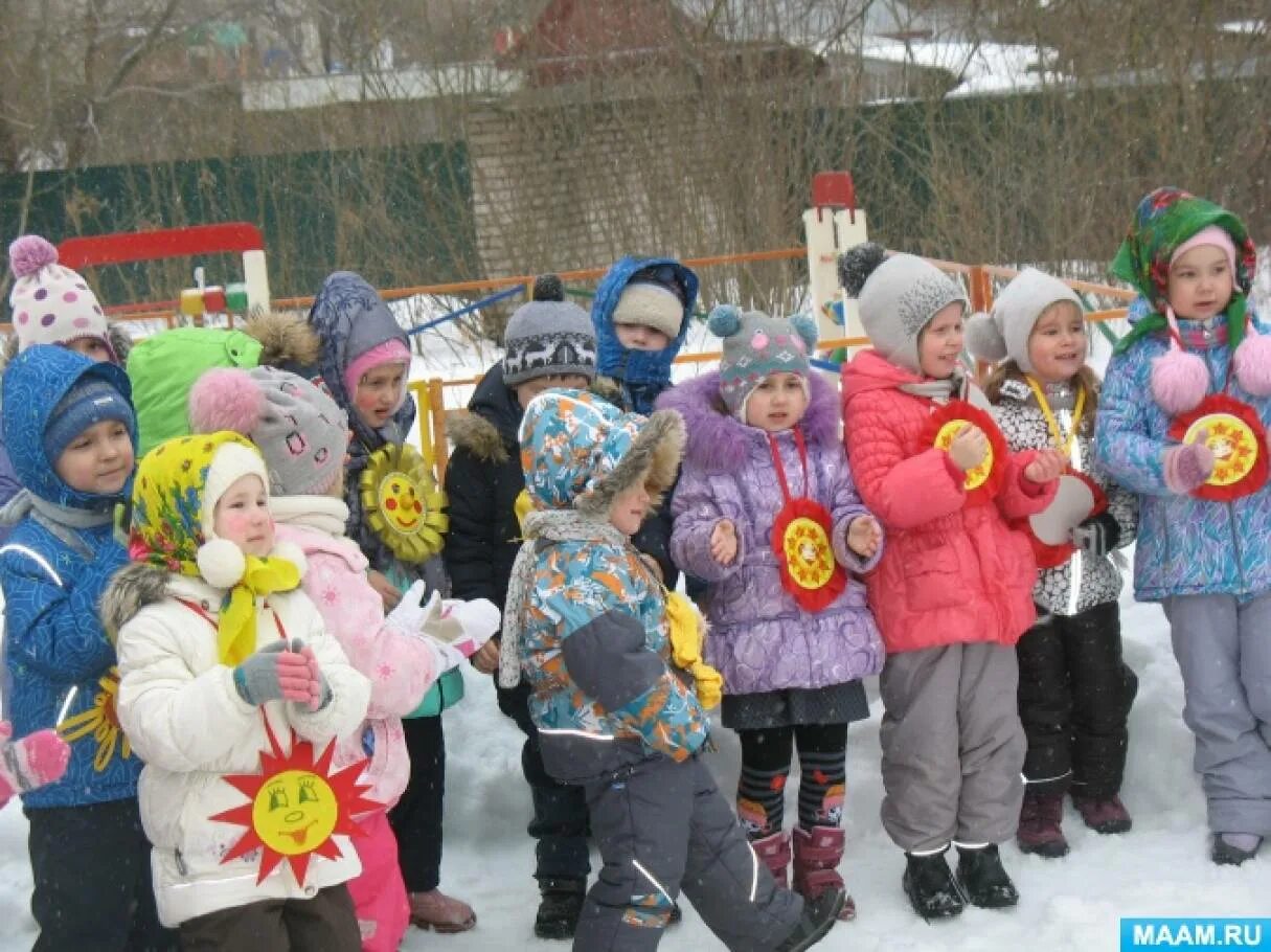 Масленица в детском саду 2 младшая группа. Масленица в детском саду. Масленица для детей в саду. Праздник Масленица в детском саду. Костюмы для Масленицы в детсаду.