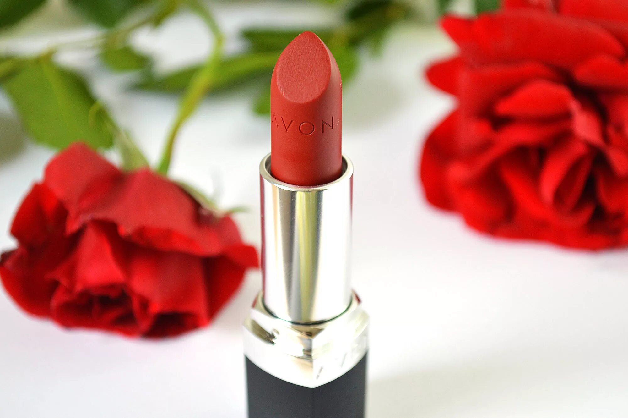 Avon матовое. Помада эйвон ред Суприм. Red Supreme Avon помада. Эйвон помада Red Supreme. Губная помада Avon Red Supreme.