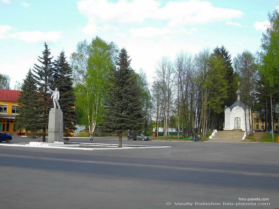 Пгт демянск новгородская область. Площадь города демянск. Фото демянска. Фото демянска. Памятник десантникам в демянске.