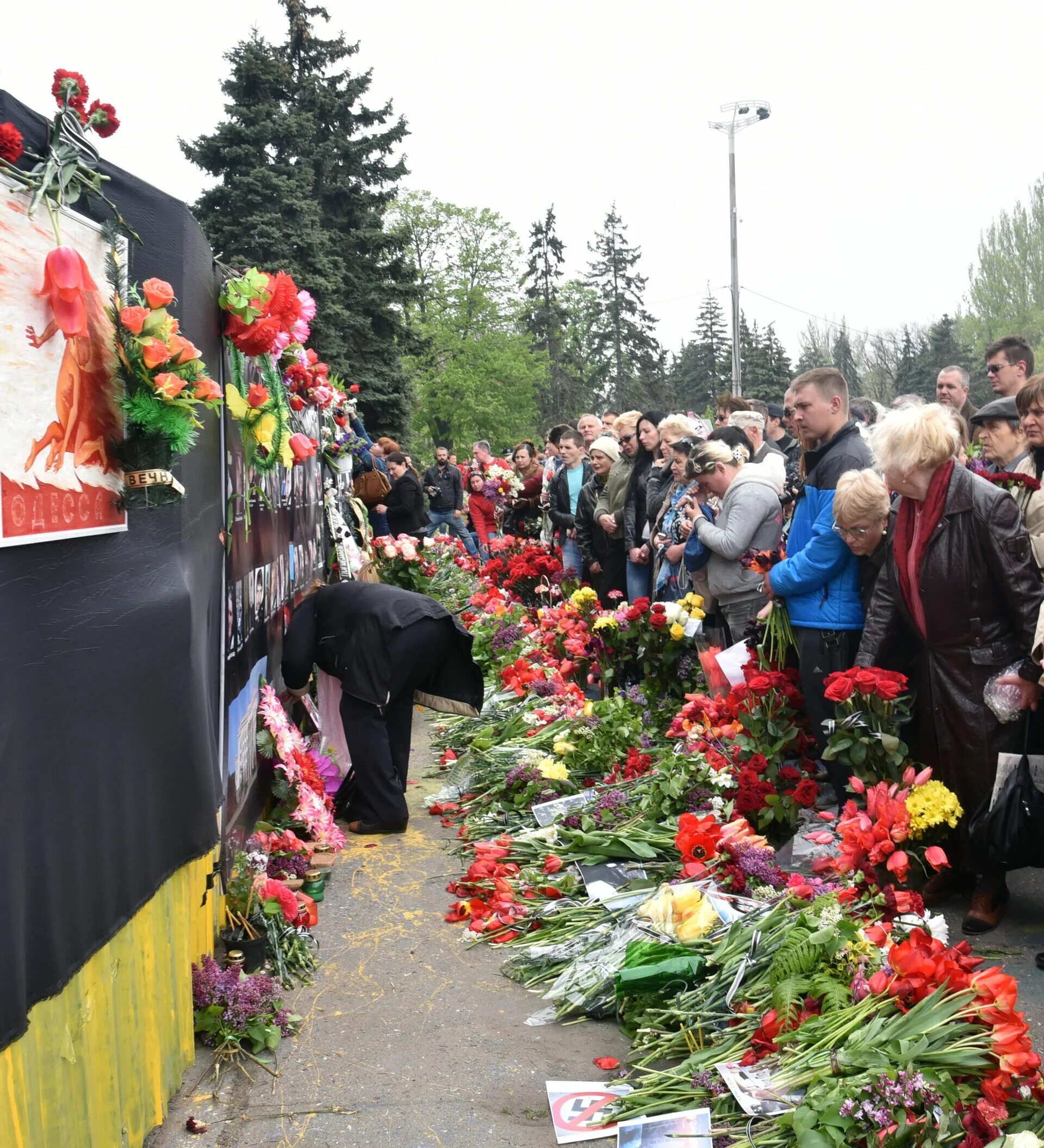 Памятник в Одессе жертвам в доме профсоюзов. Памятник жертвам 2 мая. Трагедия в Одессе 2 мая 2014. Мужчина 2 мая