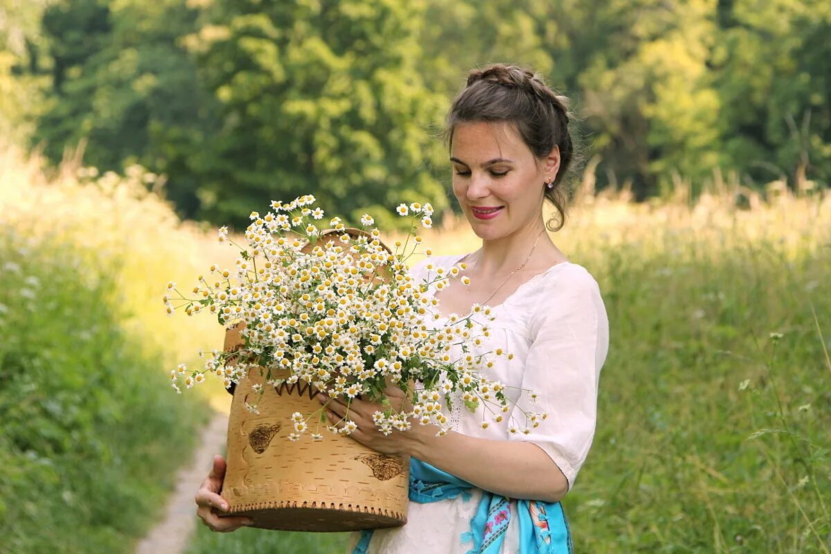 Сирень в корзине. Женщина с корзиной цветов. Фотосессия в шляпке в цветении. Женщина с корзиной цветов. Девушка с корзинкой цветов.