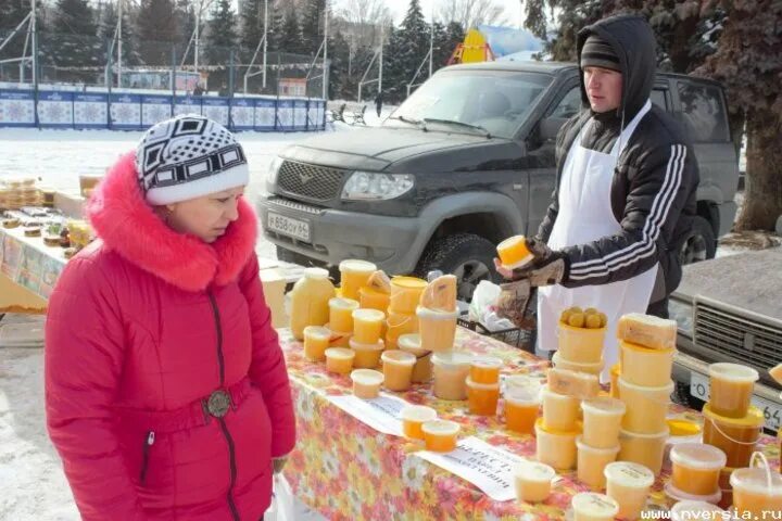 Парк бабушкина спб масленица. Масленица и ярмарка медовая. Торговля мёдом на Масленицу. Масленица в Питере. Ярмарка в парке.