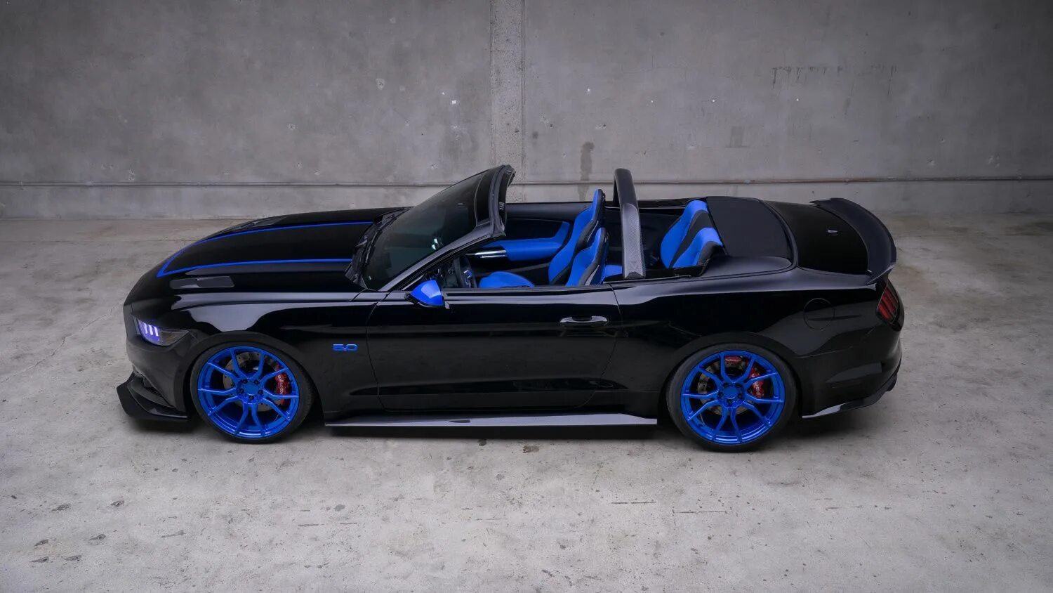Черная голубая машина. Сине черная машина. Черно синяя машина. Авто синий с черным. Красивые авто черно синий.