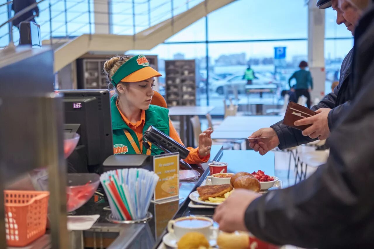 Работа пушкина глобус. Продавец глобус. сотрудник глобуса. сотрудники супермаркета глобус.