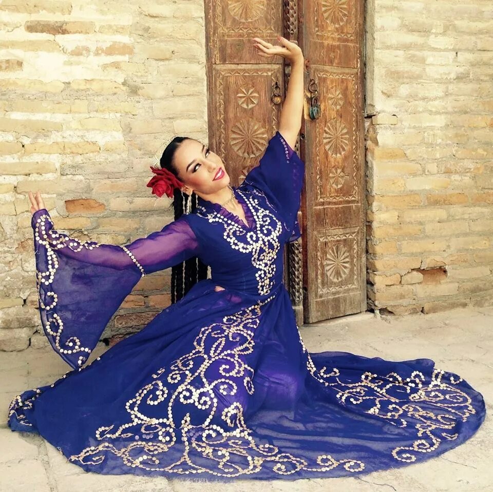 Таджикская танцовщица. Национальные танцы Таджикистана. Таджичка танцует. Таджикский народный танец. Танцующий таджик