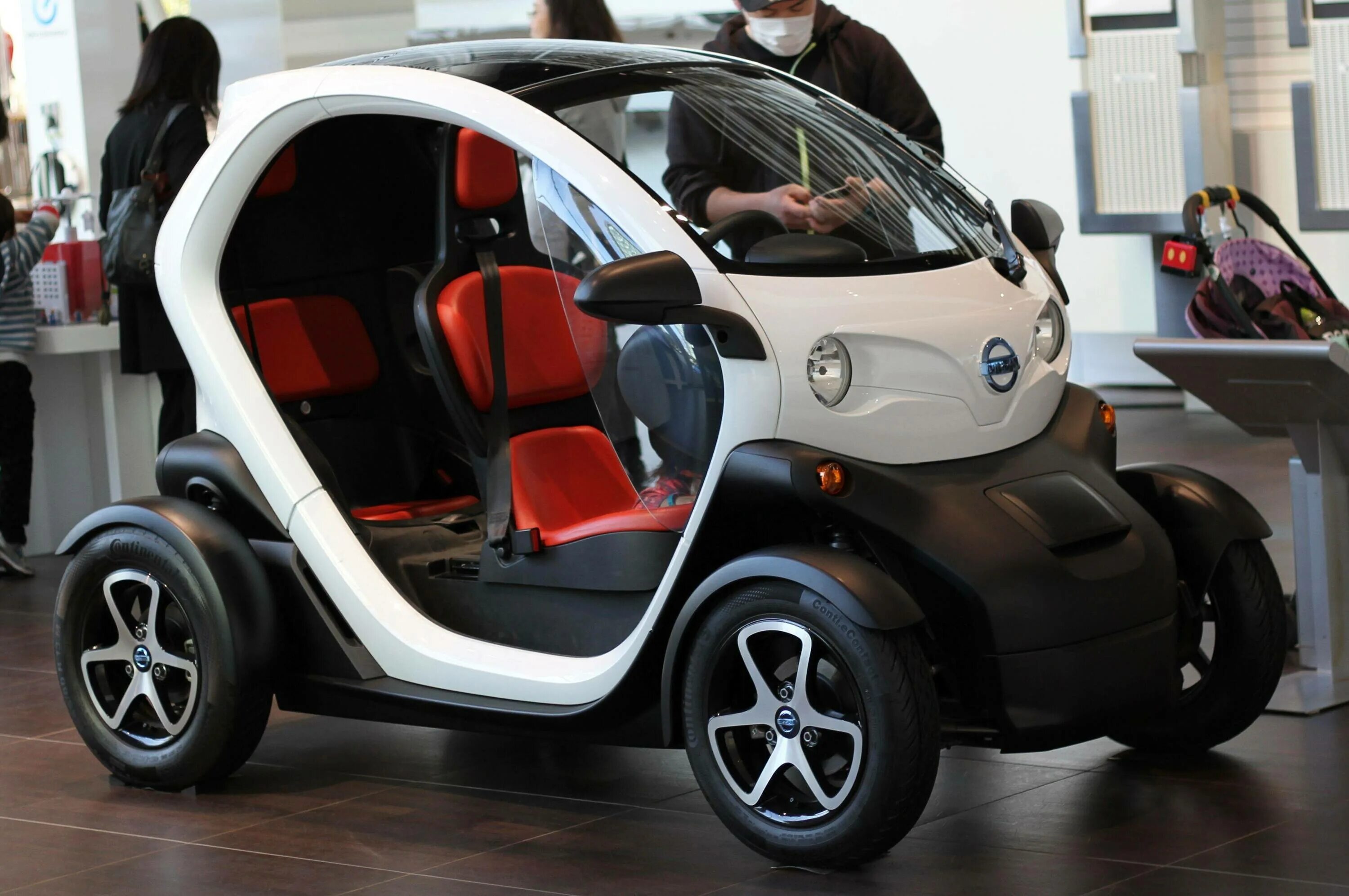 Электромобиль. Электромобиль Рено Твизи. Электрокар Renault Twizy. Renault Twizy 45. Одноместный электромобиль Рено Twizy.