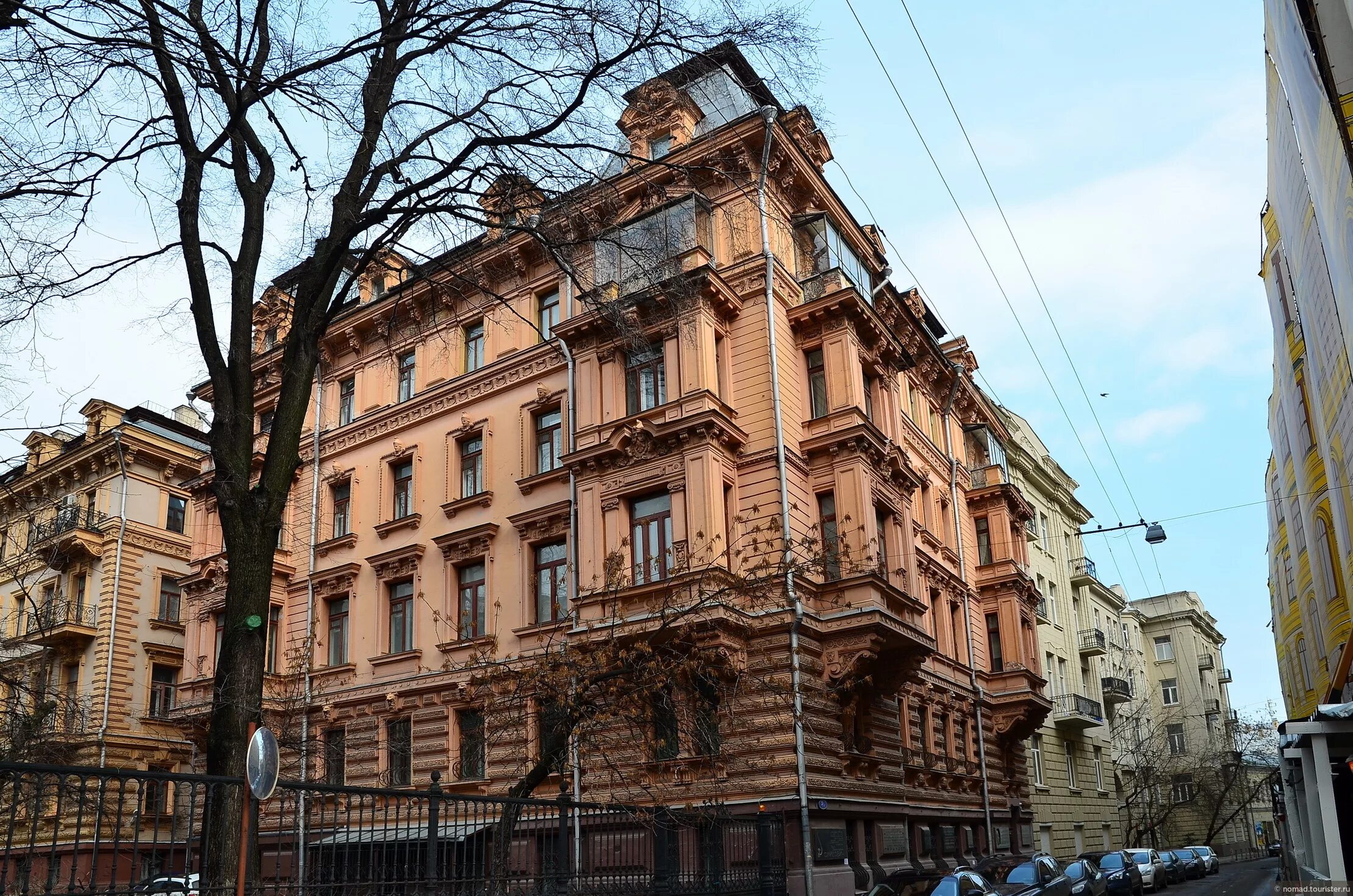 Романовом переулке. Романовом переулке. Романовом переулке. Маршальский дом в москве в романовом переулке. Романовом переулке.