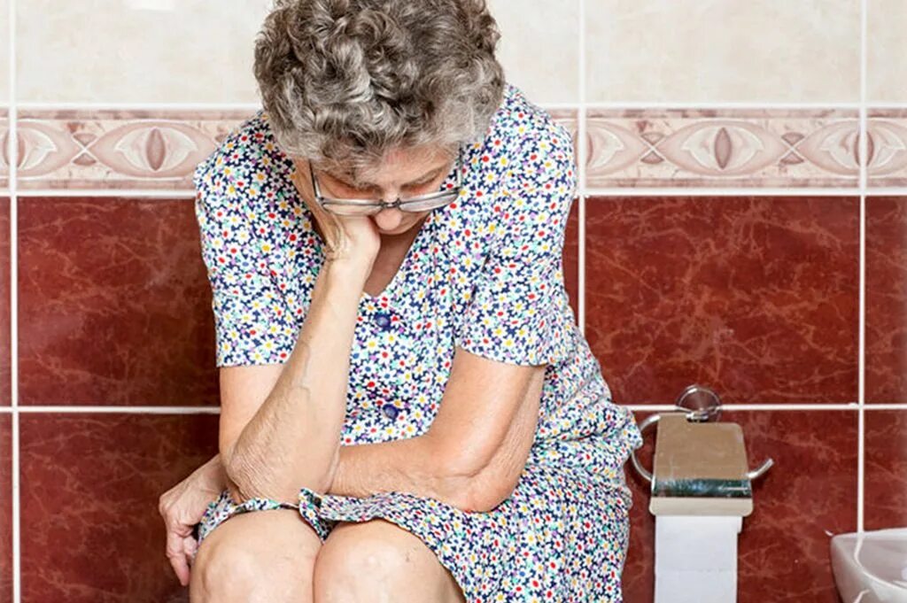 Ночные мочеиспускания у женщин пожилого возраста. Женщина страдает запором. У бабушки болит живот. Запоры у пожилых. Мочеиспускание у пожилых людей.