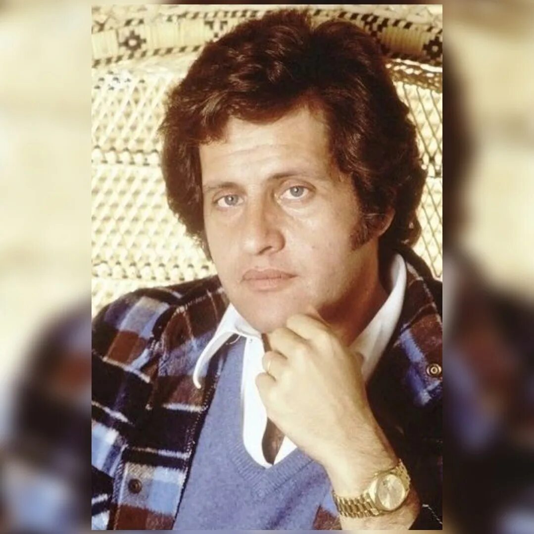 Joe dassin joe dassin 1975. Joe dassin. джо дассен певец. французский певец джо дассен. джо дассен в молодости.