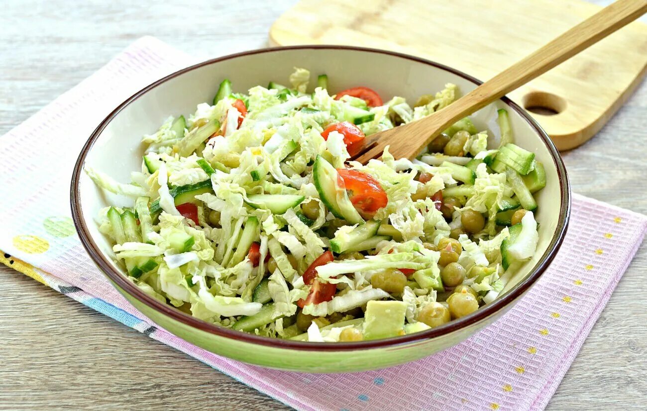 Салат с пекинской капустой курицей кукурузой огурцом. Салат с пекинской капустой и черри. Салат с пекинской капустой и куриной грудкой и огурцом. Салат из пекинской капусты с огурцом и яйцом. Салат с пекинской капустой и кукурузой.