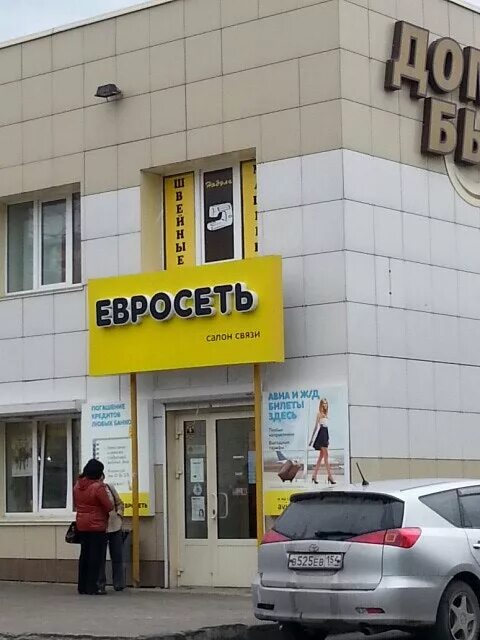 сотовый телефон будущего. самый ближний телефон. самый ближний телефон. магазин телефонов. смартфоны на витрине.