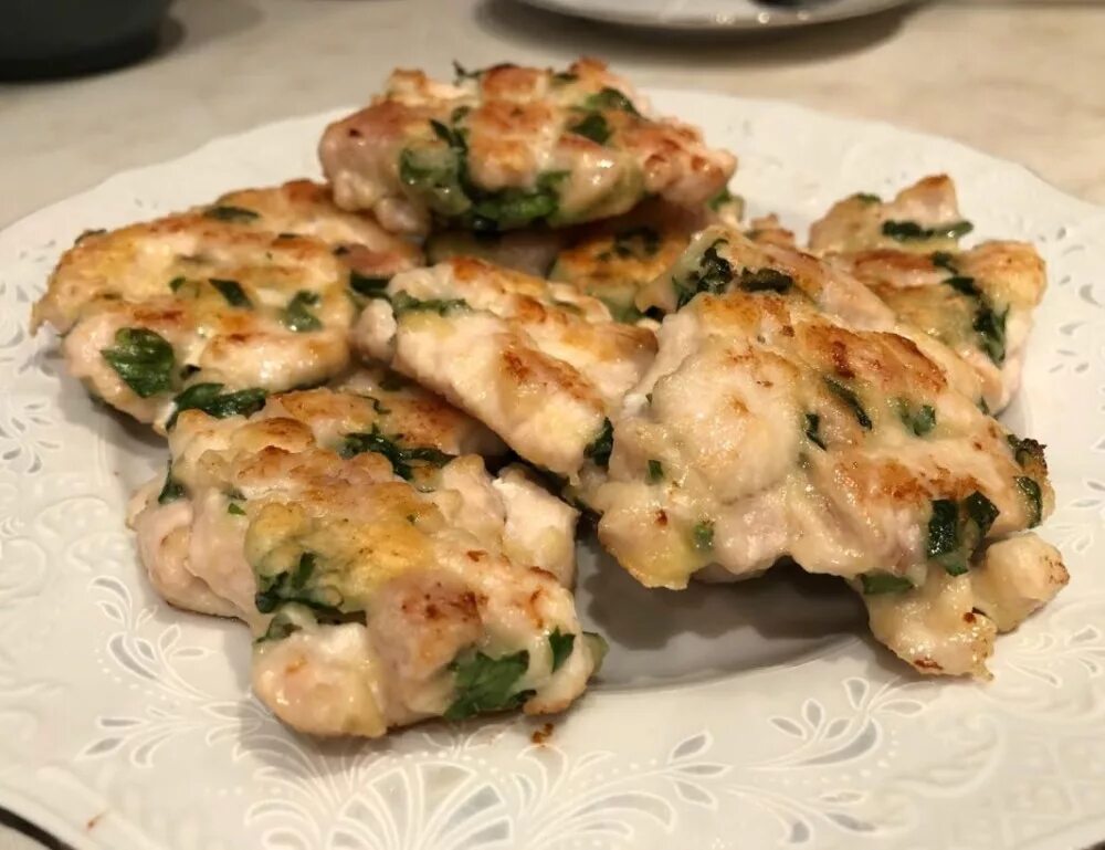 Котлеты из рубленного филе курицы на сковороде. Котлеты из куриной грудки. котлетки из куриной грудки рубленные. котлеты рубленые из куриной грудки. рубленные котлеты из куриной грудки сочные.