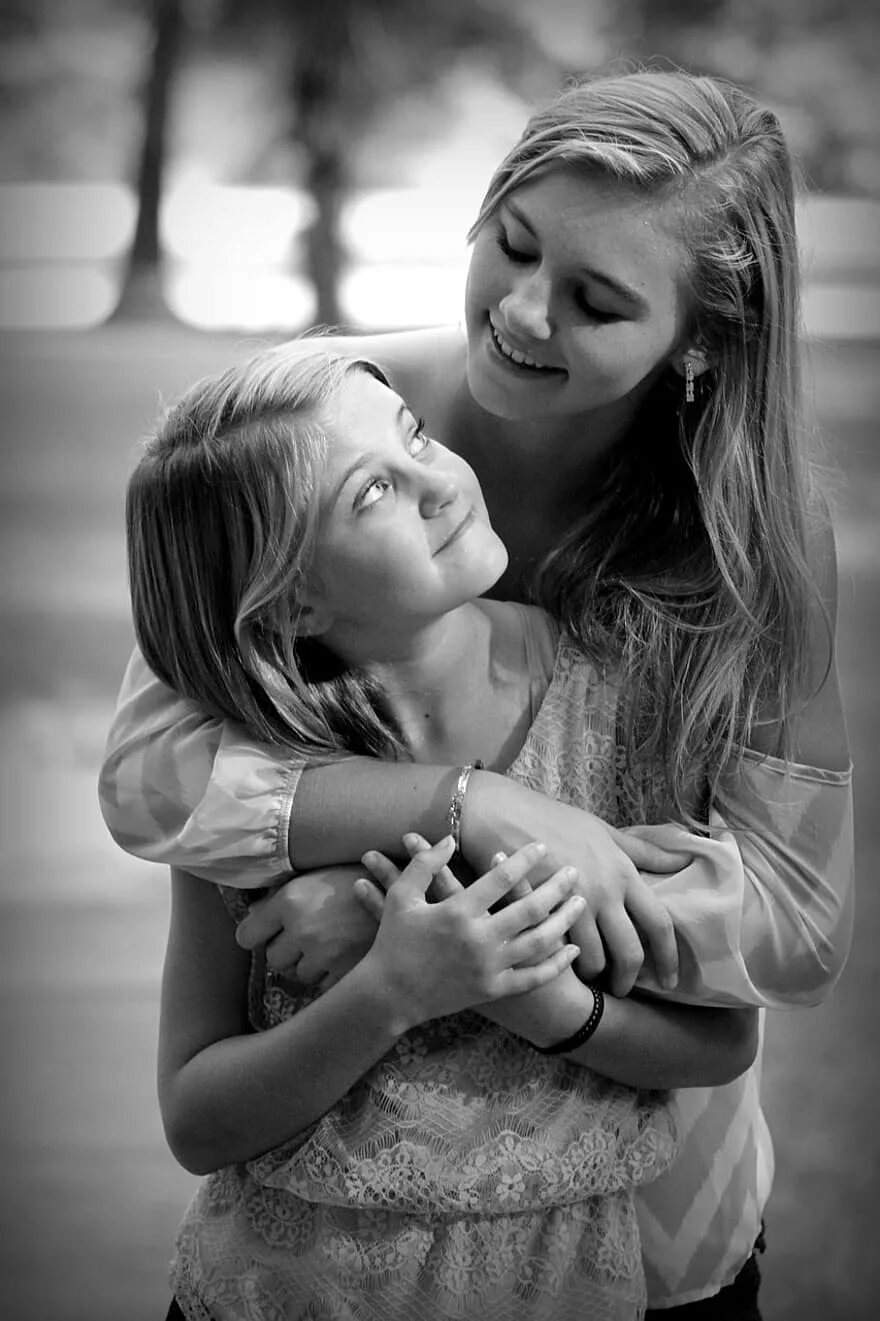 Две девочки любят друга. Подруги вместе. Две подружки. Ддае девушки обнисаюся. Две девушки блондинки.