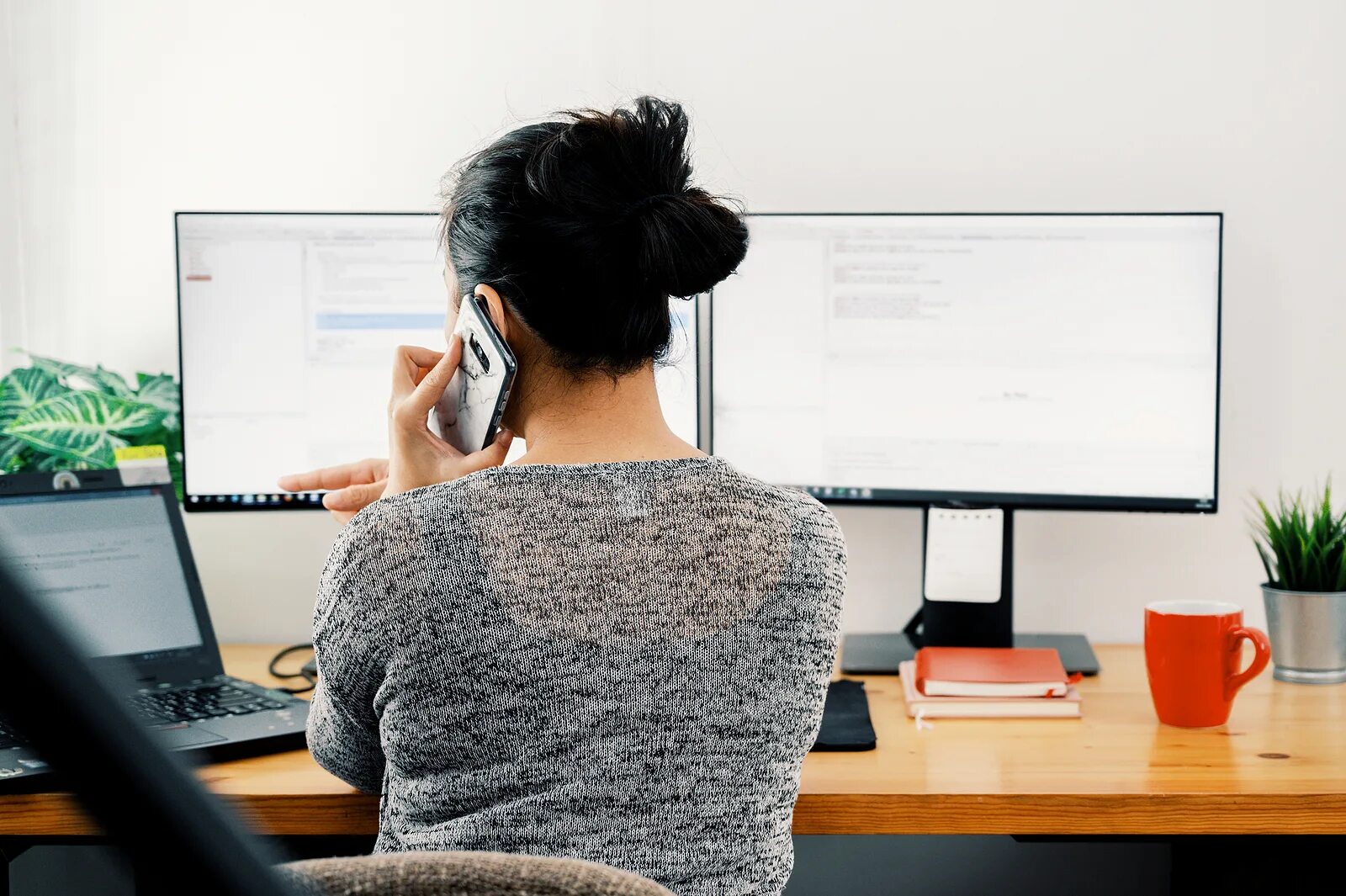 Как называется когда работаешь дома. Сотрудница офиса. экран офисного работника. работать дома. working from home картинки.