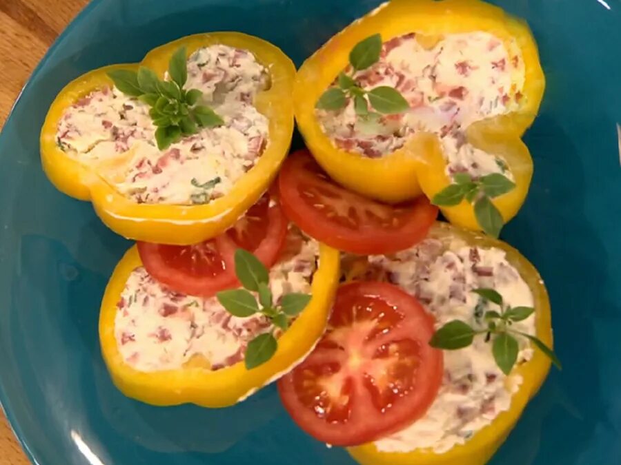 Закуска из огурцов. Фаршированный перец на белой тарелке. Перец фаршированный салями. Перец фаршированный колбасой. Фаршированные перцы с фаршем.