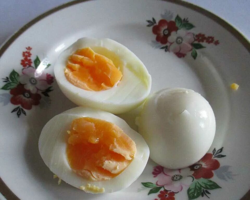 Яйцо всмятку яйца вкрутую. Яйца в смятку яйца в мешочек. Яйца всмятку в мешочек. Яйца всмятку и вкрутую. Как варить в мешочек