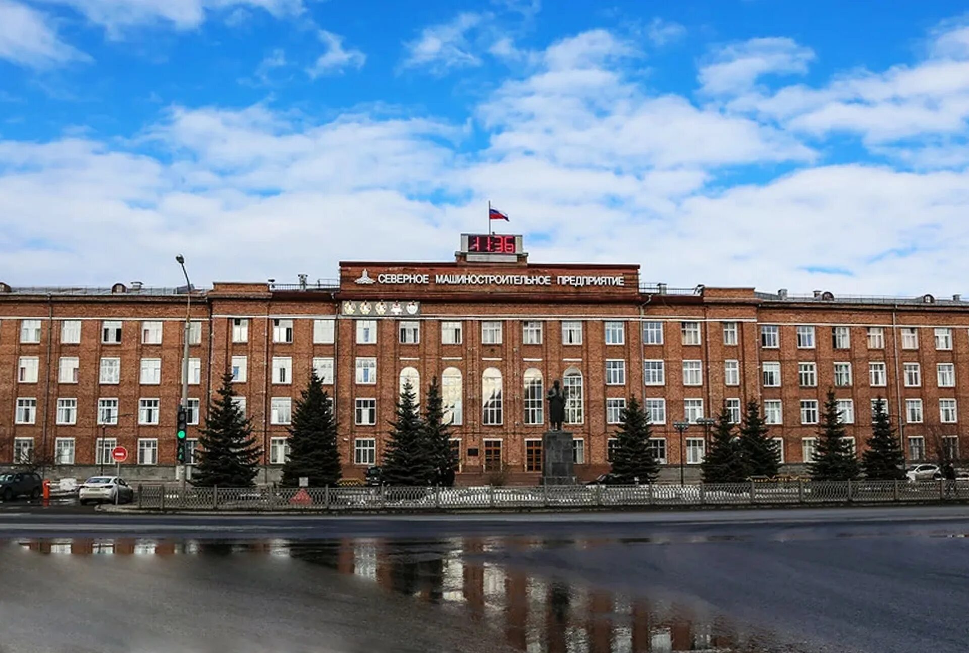 Г севмаш. Северодвинск СМП заводоуправление. Заводоуправление Севмаш. Завод Севмаш Северодвинск. Северное Машиностроительное предприятие Северодвинск.