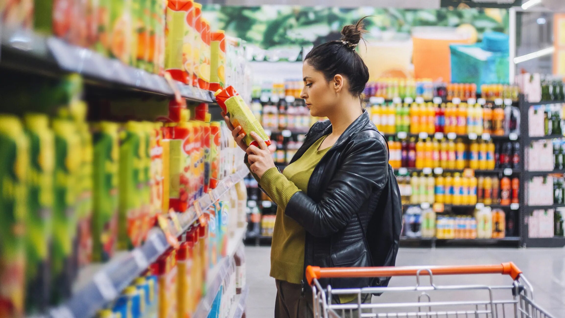 Buy фото. Семья в магазине. Поход в магазин за продуктами. Овощи на рынке. Девушка на продуктовом рынке.