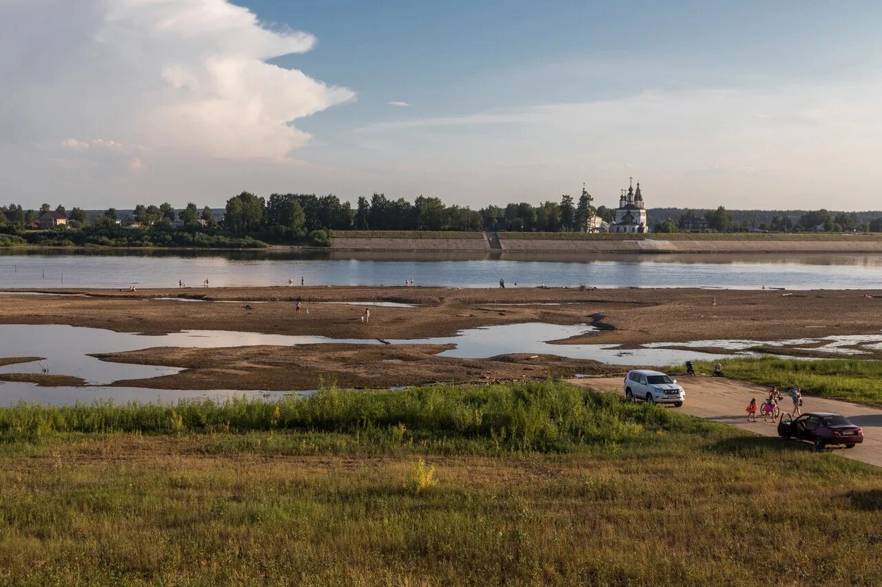 Уровень воды в реке сухона. Река Сухона Великий Устюг. Устюг река Сухона. Река Северная Двина обмелела. Река Вятка мелеет.