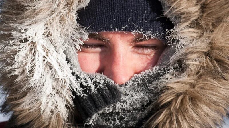 Cold лицо. Человек на холоде. Арктический Мороз. Жмется от холода. Холод ветер.