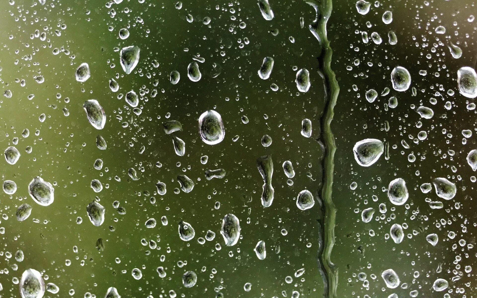 Капли дождя на воде. Капли воды. Капли воды стекают. Капли на стекле. Капли дождя.