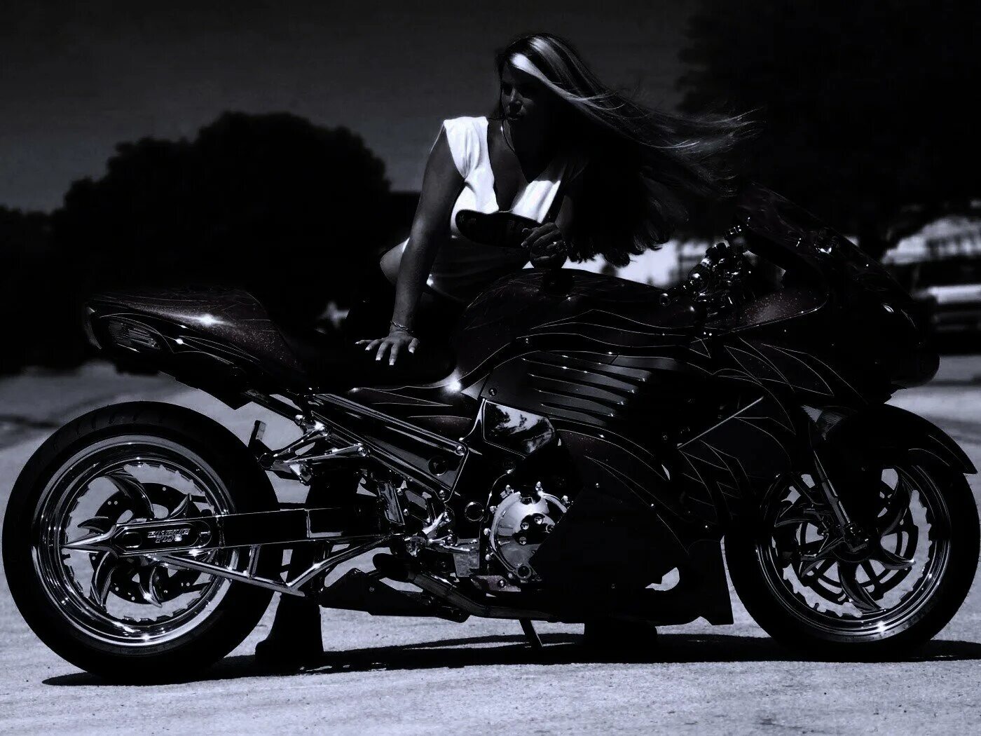 Девушка на мотоцикле. Мотоцикл на черном фоне. Девушка на черном мотоцикле. Заставка на рабочий стол мотоциклы и девушки. Девушки машины мотоциклы