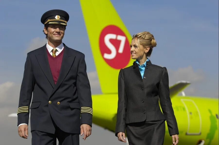 S7 Airlines форма бортпроводников. S7 форма бортпроводников 2023. Авиакомпания s7 Airlines бортпроводники.