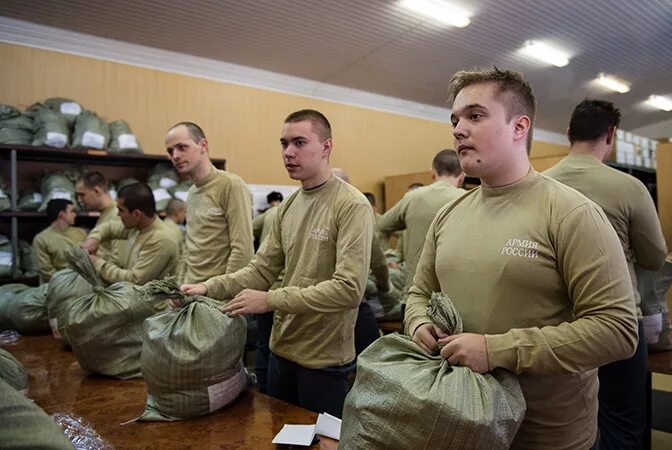 Самим получить форму. Солдаты на призывном пункте. Одежда новобранцев в армии. Форма на сборном пункте. Форма призывника.