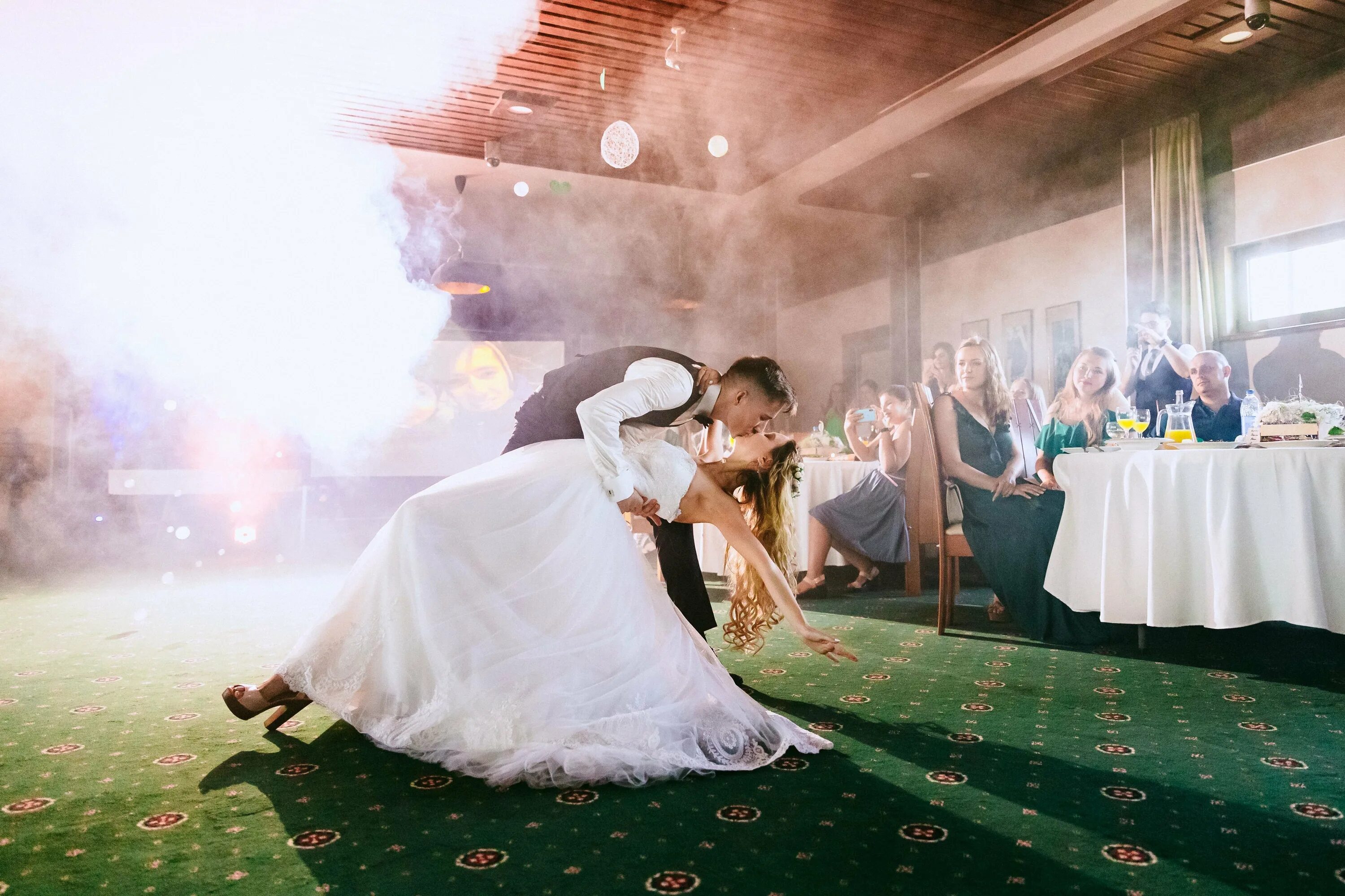 Танец жениха и невесты на свадьбе песни. Свадебный танец. Свадебный танец жениха и невесты. Первый танец жениха и невесты. Свадебная фотосессия.