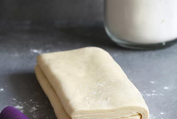 Как быстро разморозить слоеное дрожжевое тесто. Слоеное тесто. Приготовление слоеного теста. Тесто слоеное замороженное. Слоеный полуфабрикат.